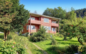 Cozy Home In Varaldsøy With House Sea View